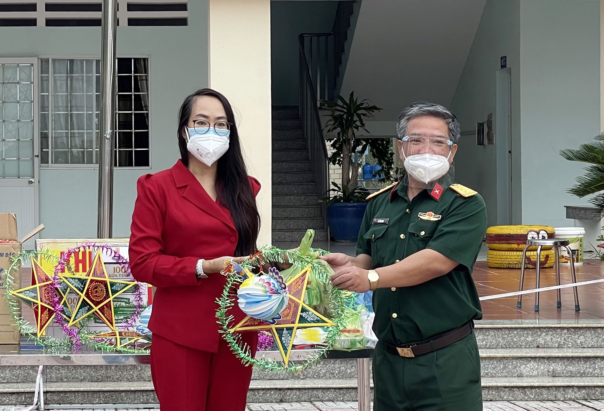 Bà Trần Thị Thanh Thủy, Phó Chủ tịch LĐLĐ TP. Vũng Tàu trao quà tới đại diện khu cách ly tập trung Trường TH Võ Nguyên Giáp.