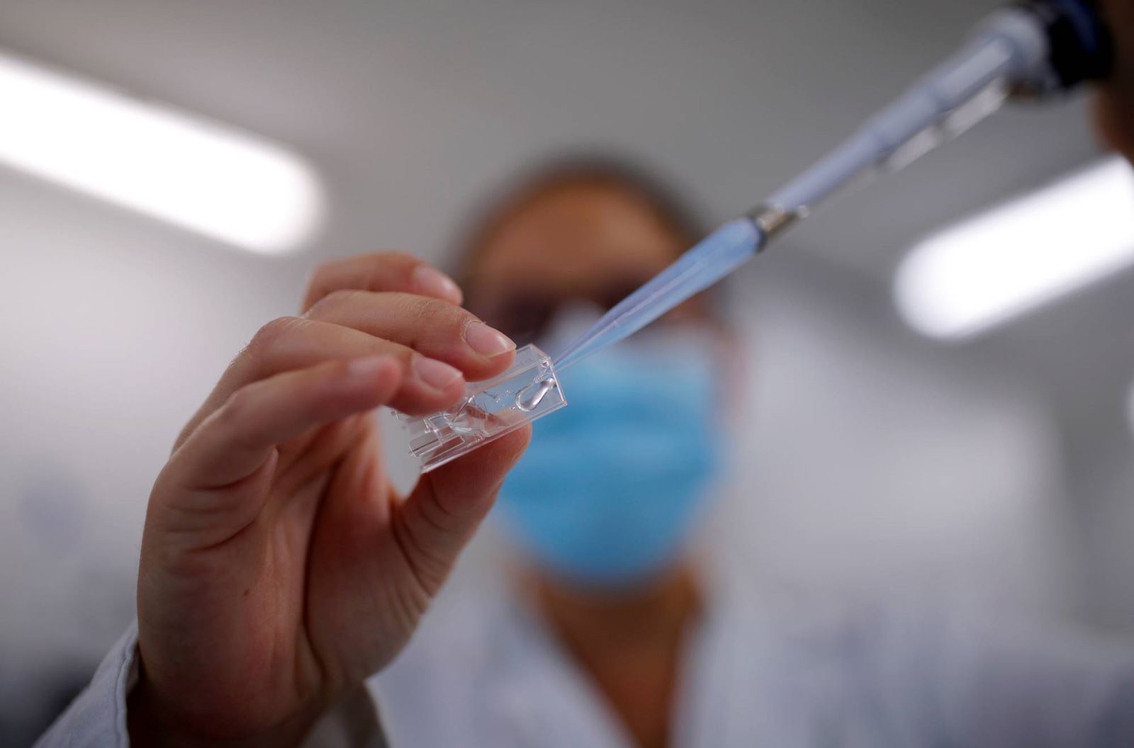 Một nhà nghiên cứu trong phòng thí nghiệm phát triển vaccine COVID-19 dạng xịt mũi tại Đại học Tours, Pháp.