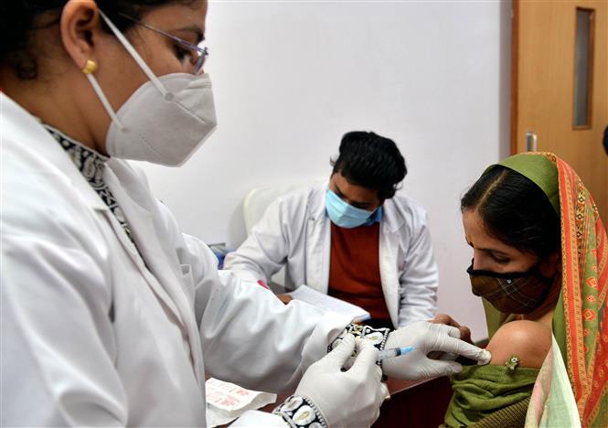 Nhân viên y tế tiêm vaccine phòng COVID-19 cho người dân tại New Delhi (Ấn Độ).