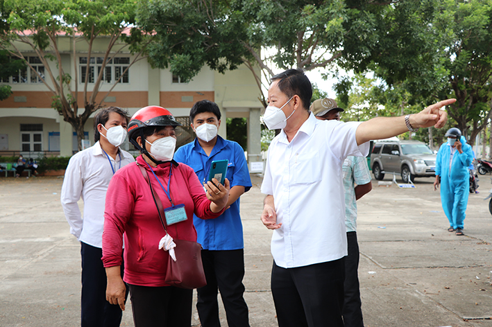 Ông Lê Ngọc Linh, Bí thư Huyện ủy, Trưởng BCĐ Phòng, chống dịch COVID-19 huyện Long Điền trao đổi với các Tổ trưởng khu dân cư (TT. Long Hải) về triển khai công tác an sinh xã hội để người dân an tâm “ai ở đâu ở đó”.