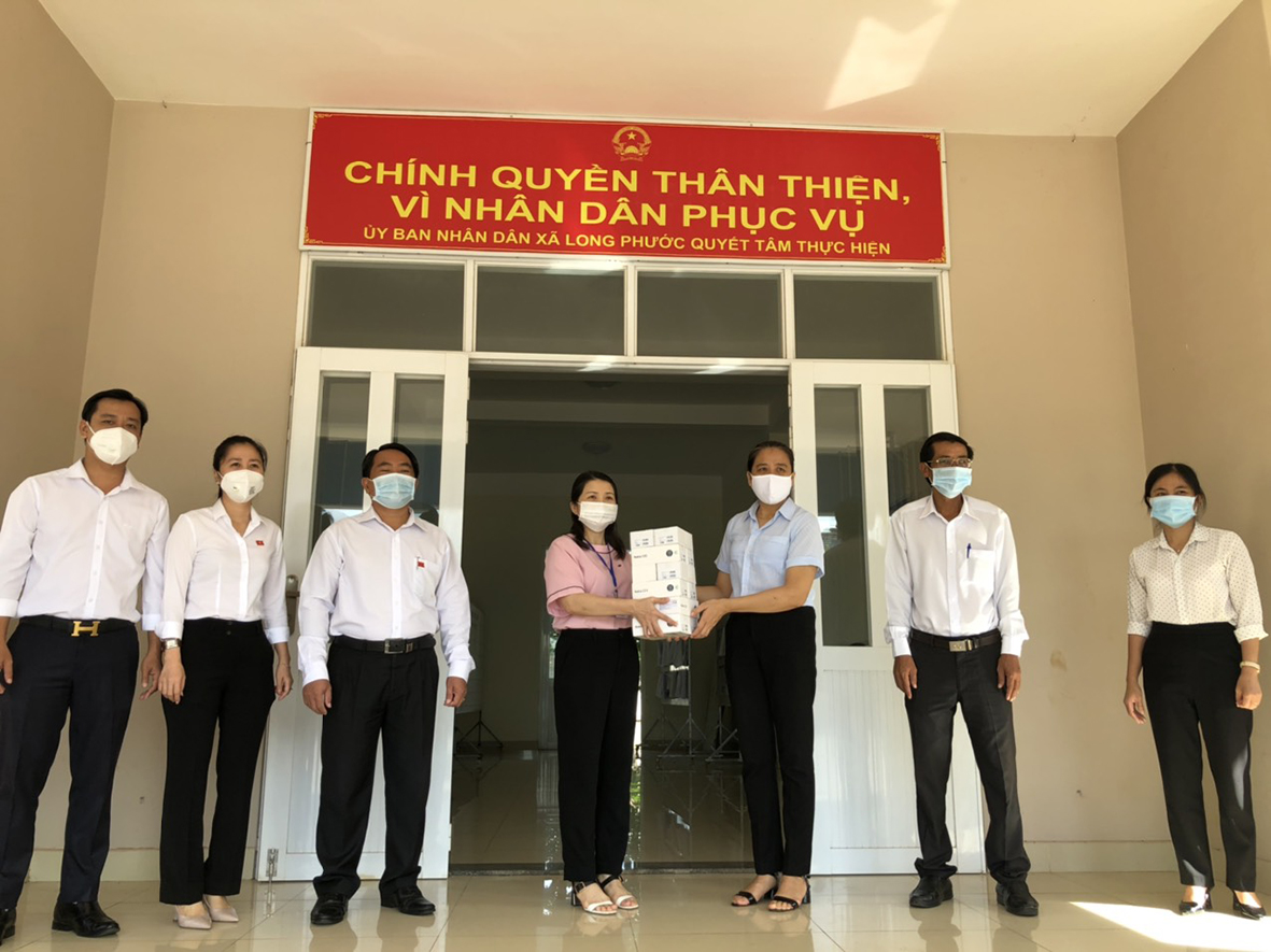 Chị bộ Phòng Tài chính - Kế hoạch TP.Bà Rịa trao tặng 20 điện thoại thông minh hỗ trợ học sinh xã Long Phước học online.