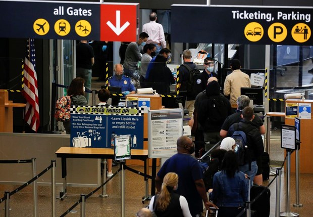 Du khách làm thủ tục tại Sân bay Quốc tế Seattle-Tacoma ở SeaTac, Washington, Mỹ ngày 12/4.