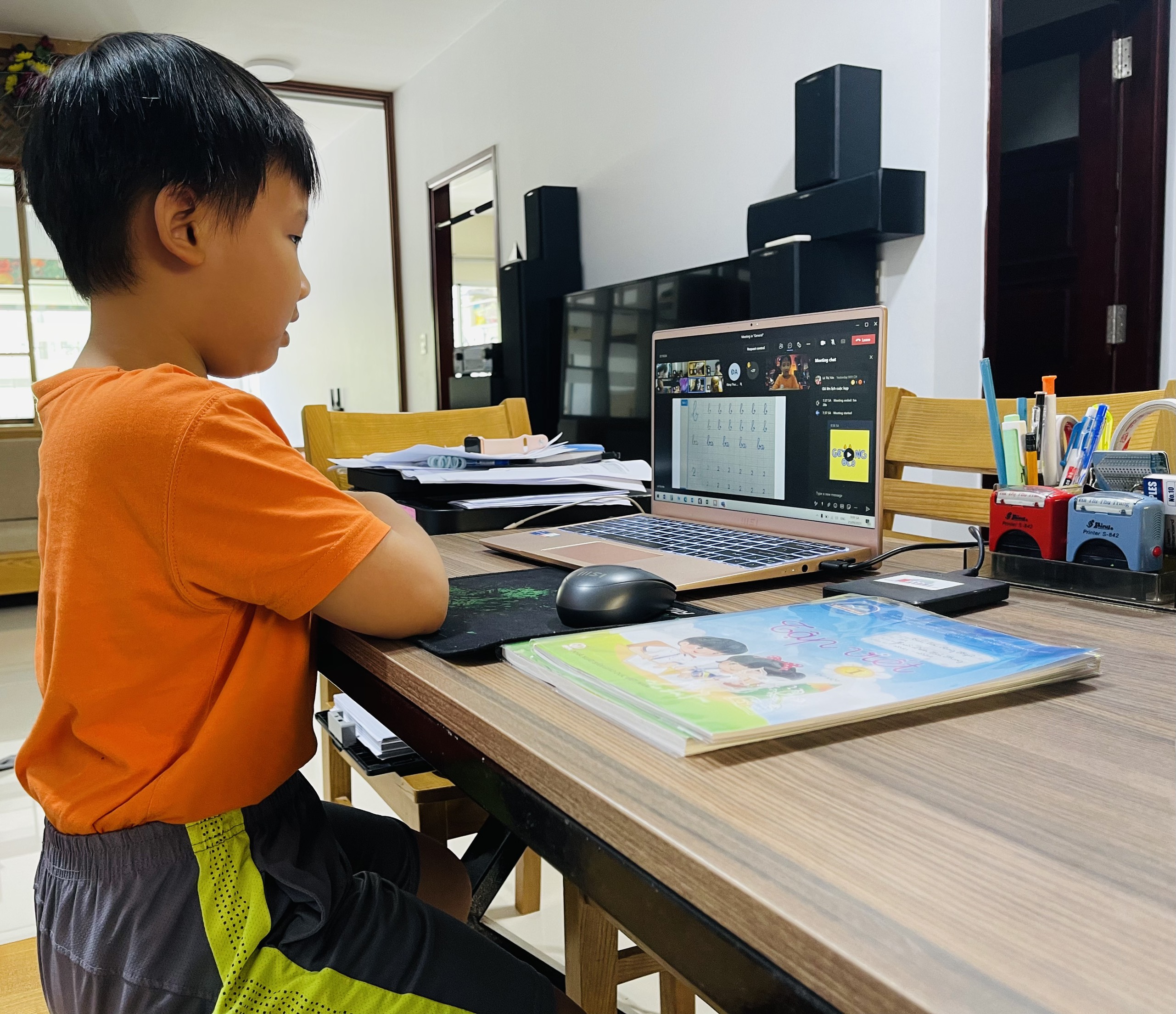 Em Trần Đình Hải Phong, HS lớp 1.1 Trường TH Song Ngữ (TP. Vũng Tàu) đang tham gia học tập trực tuyến.