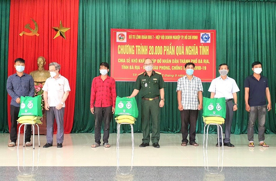 Thiếu tướng Du Trường Giang, Phó Tư lệnh Quân khu 7 trao quà cho các hộ dân có hoàn cảnh khó khăn trên địa bàn TP. Bà Rịa.