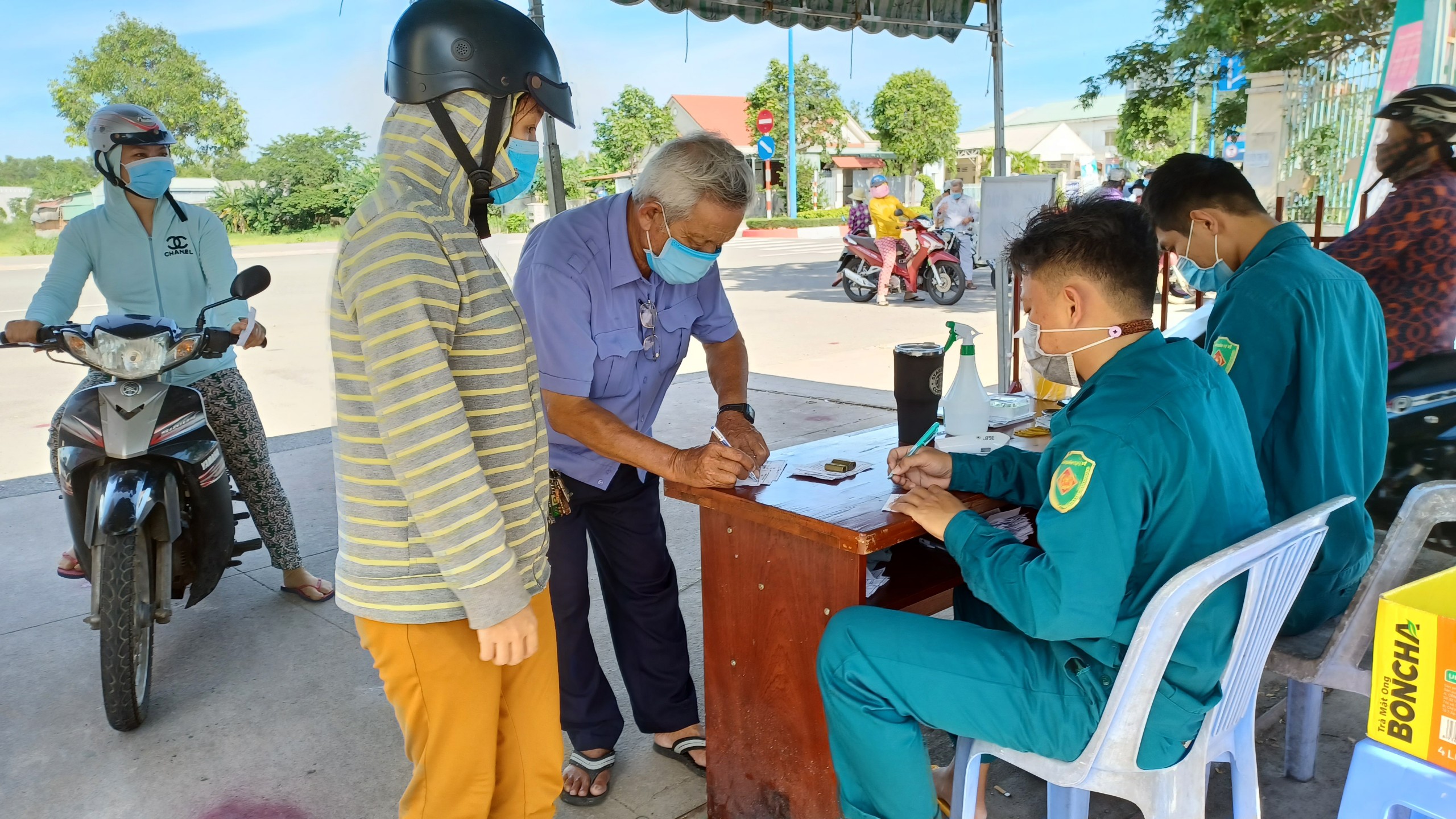 Người dân đi chợ liên xã Phước Hội - Long Mỹ theo ngày. Ảnh: VÂN ANH