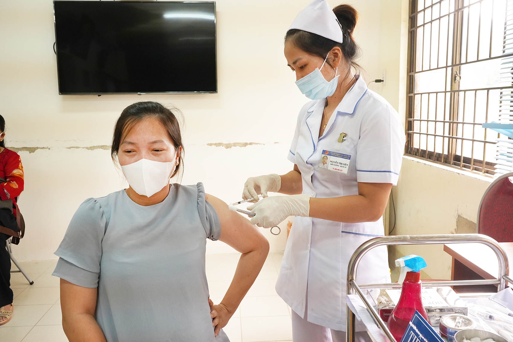 Nhân viên y tế huyện Côn Đảo tiêm vắc xin cho phụ nữ mang thai. Ảnh: MẠNH CƯỜNG