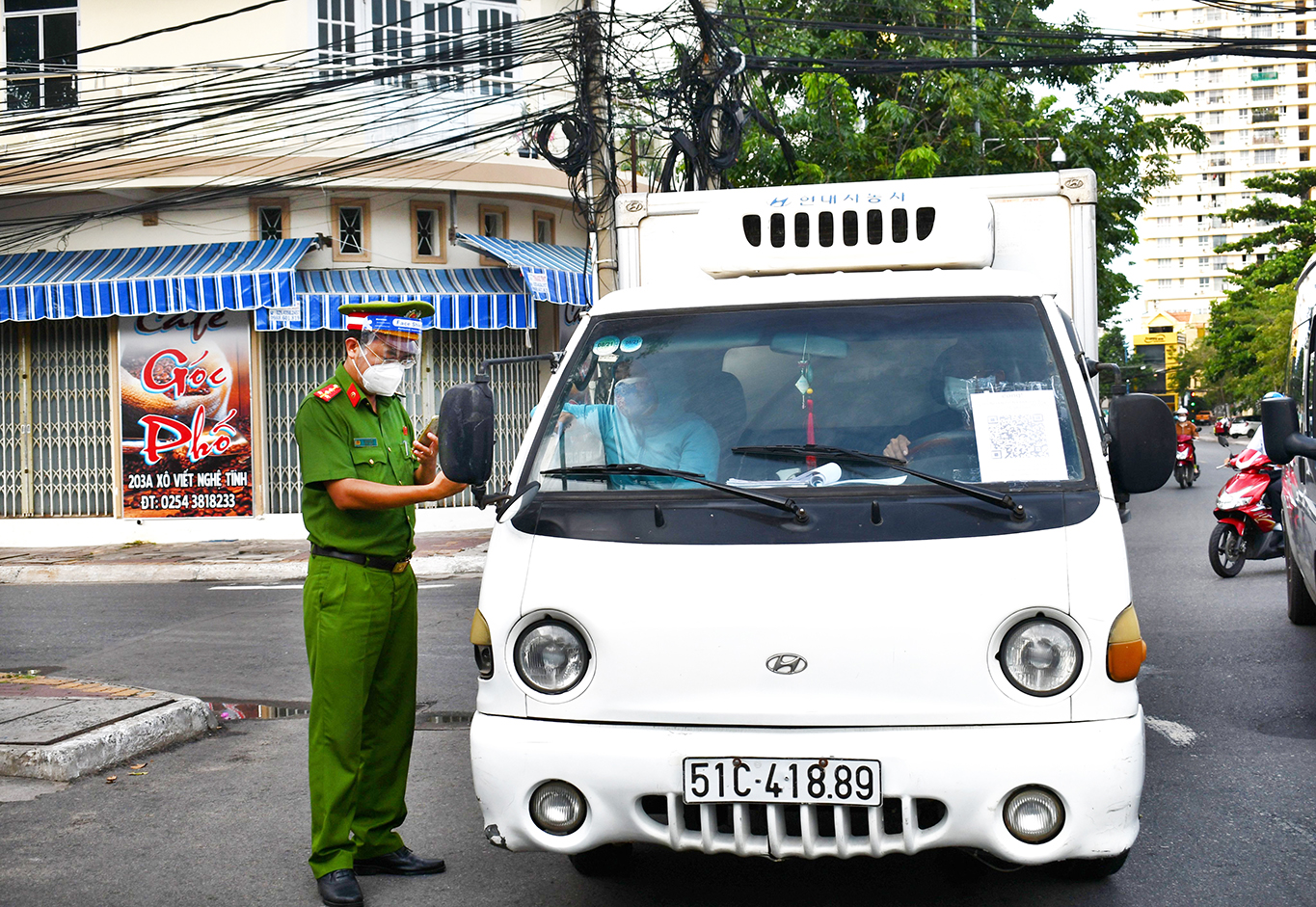 Lực lượng chức năng kiểm tra phương tiện lưu thông tại Chốt kiểm soát phòng, chống dịch phường Thắng Tam, TP.Vũng Tàu. Ảnh: HUYỀN TRANG