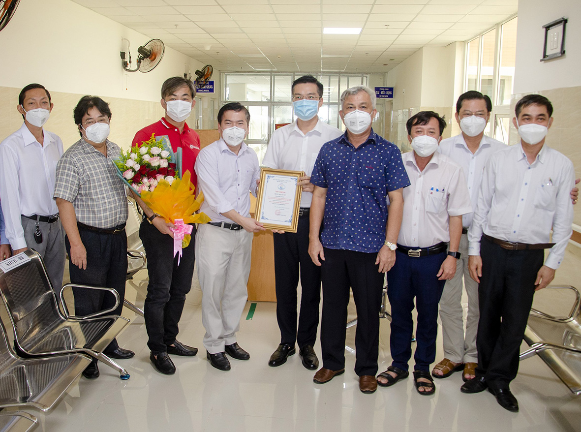 Ban Giám đốc Bệnh viện Vũng Tàu trao Thư cảm ơn các DN đã hỗ trợ trang thiết bị, vật tư y tế phục vụ công tác điều trị, chăm sóc bệnh nhân COVID-19.