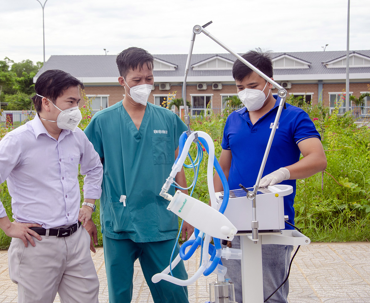 Một máy thở chức năng cao được bàn giao cho Bệnh viện Vũng Tàu sáng 23/9.
