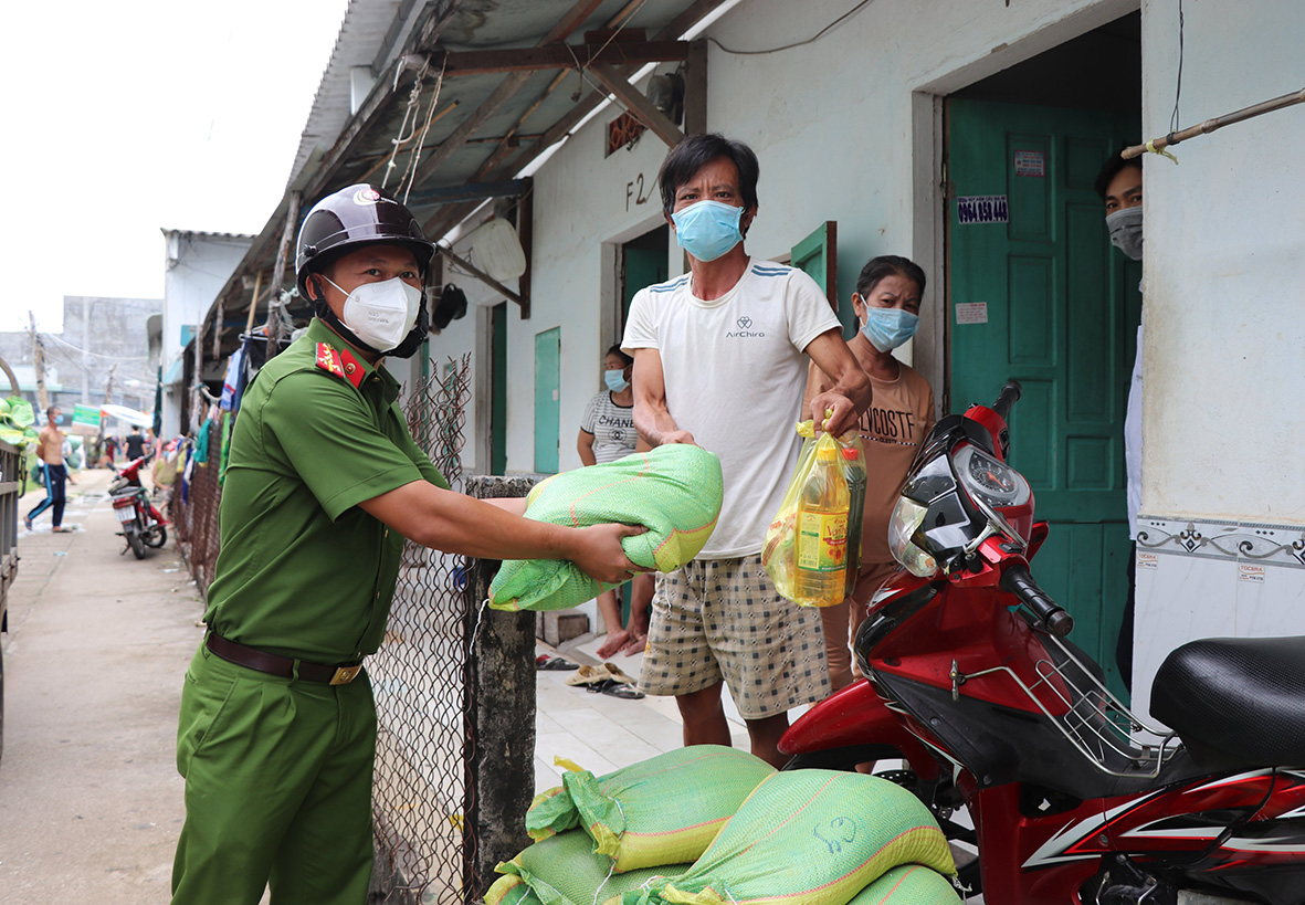 Đại úy Cao Xuân Đề, Phó Trưởng Công an xã Phước Tỉnh trao quà cho ông Nguyễn Văn Hậu (quê bạc Liêu), người lao động đang thất nghiệp.