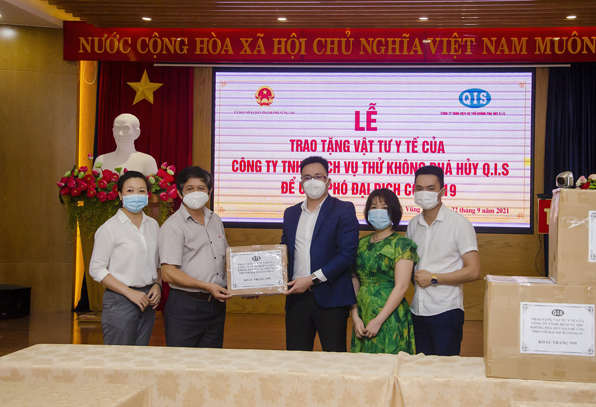 Đại diện Công ty TNHH Dịch vụ thử không phá hủy Q.I.S (bên phải) trao tặng khẩu trang y tế N95 cho TP.Vũng Tàu.