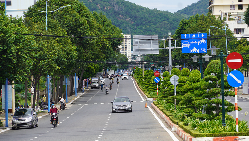 Người dân lưu thông trên đường Lê Hồng Phong, TP.Vũng Tàu trong ngày đầu tiên nới lỏng giãn cách xã hội theo Chỉ thị 15. Ảnh: HUYỀN TRANG