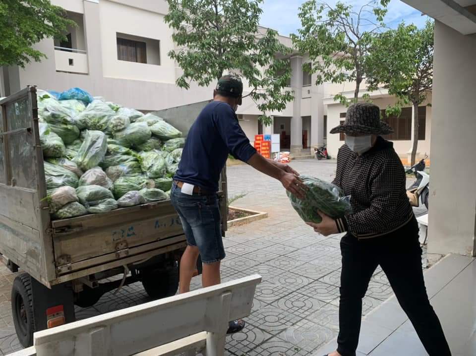 Rau sau khi được phân thành nhiều túi nhỏ và đưa lên xe để di chuyển đến các khu nhà trọ trên địa bàn xã Phước Tỉnh.