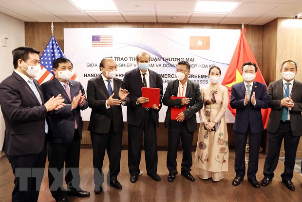 Chủ tịch nước Nguyễn Xuân Phúc (thứ ba từ trái qua) chứng kiến Lễ trao thỏa thuận hợp tác giữa liên danh Công ty Kinh Bắc và Công ty Công nghệ viễn thông Sài Gòn, trực thuộc Tập đoàn đầu tư Saigon và Tập đoàn Quantum. Ảnh: TTXVN