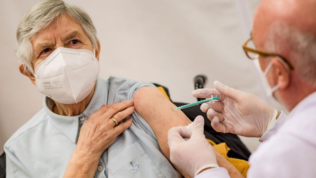 Nhân viên y tế Đức tiêm vắc xin Pfizer lần 2 ngừa COVID-19 cho người cao tuổi.