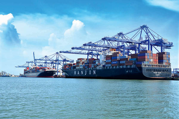 Các tàu hàng container đang bốc xếp hàng xuất khẩu, nhập khẩu tại cảng TCIT trên luồng Cái Mép - Thị Thị Vải. Ảnh: THÀNH HUY