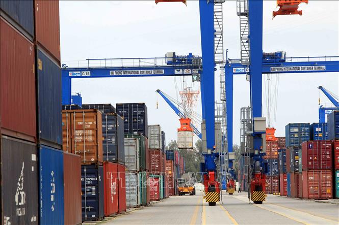 Hoạt động bốc xếp hàng nhập khẩu tại cảng biển Hải Phòng. Ảnh: TTXVN