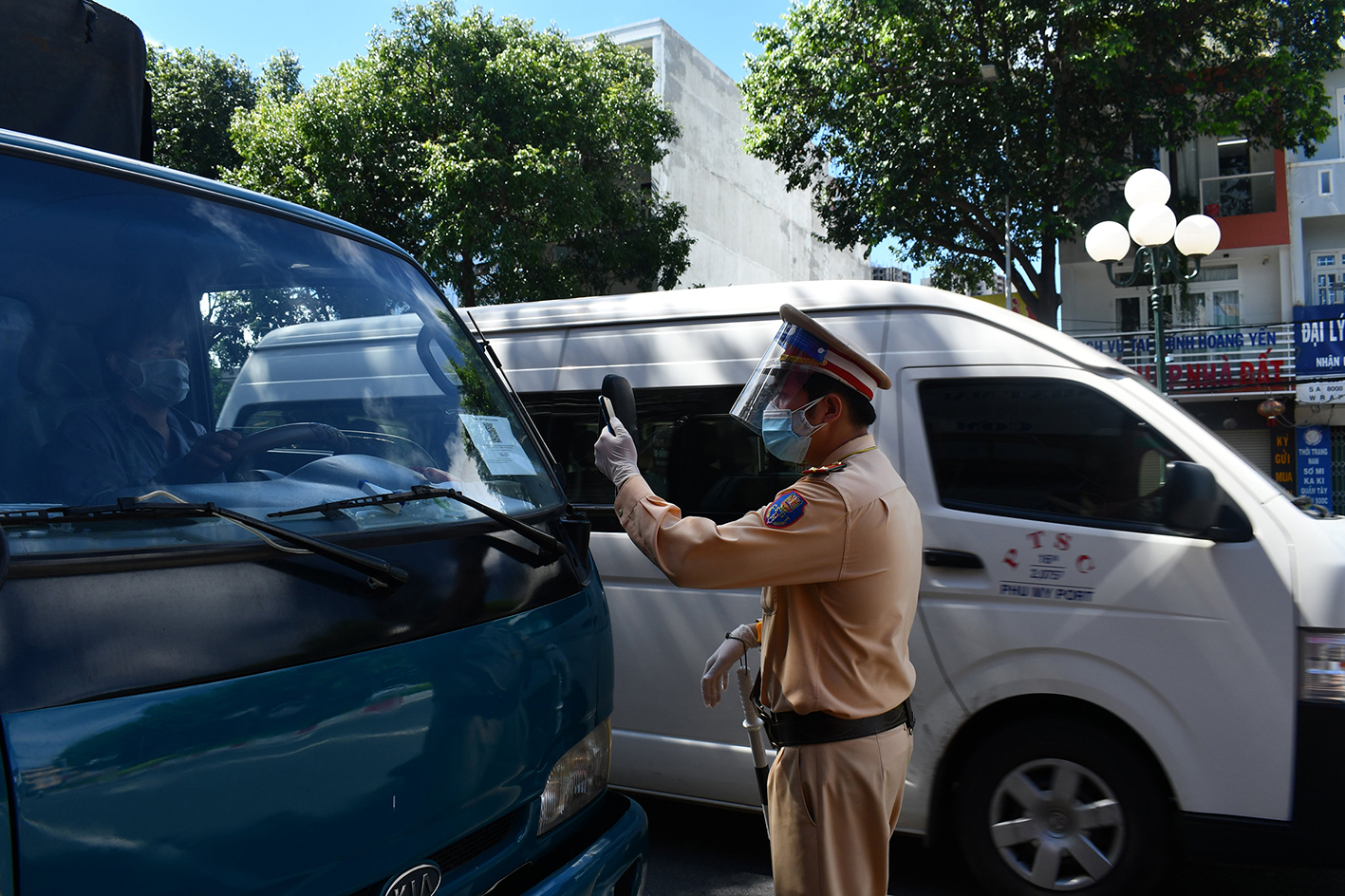 Lực lượng chức năng kiểm tra phương tiện lưu thông trên đường Nguyễn An Ninh, TP.Vũng Tàu.