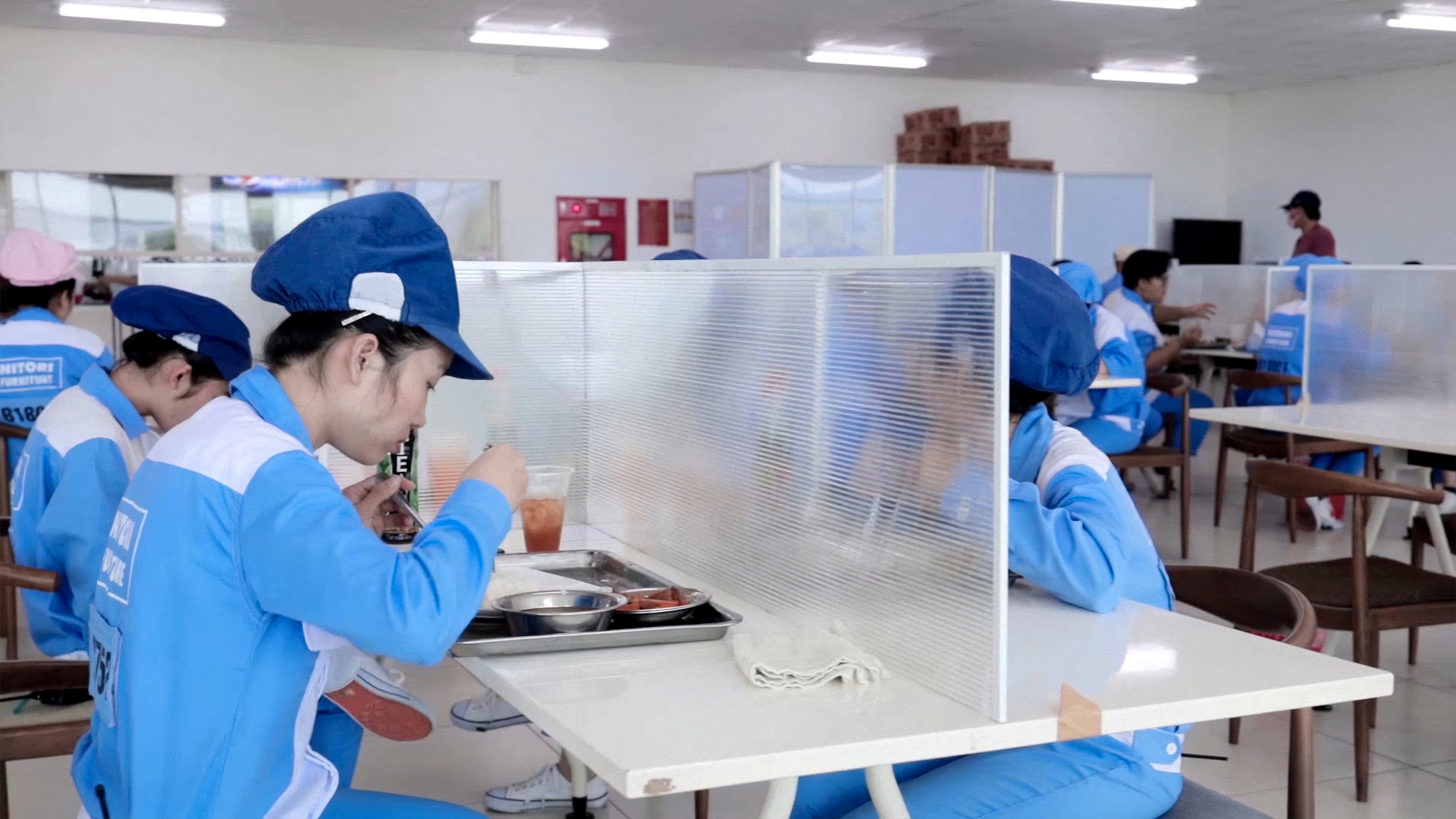 Công nhân Doanh nghiệp chế xuất Nitori Việt Nam (TX. Phú Mỹ) trong giờ ăn.