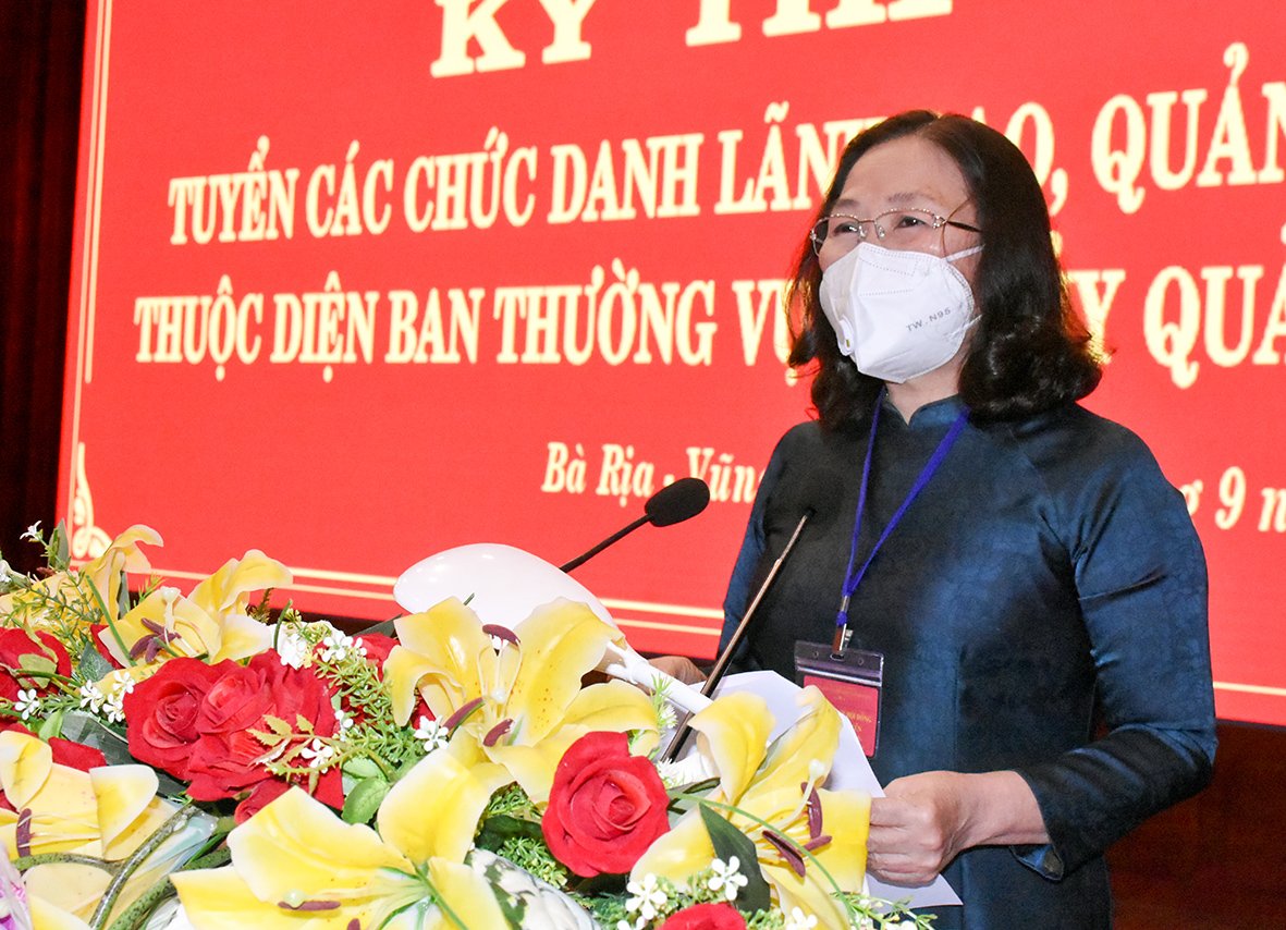 Bà Nguyễn Thị Yến, Phó Bí thư Thường trực Tỉnh ủy, Trưởng Đoàn ĐBQH tỉnh phát biểu tại buổi quán triệt nội quy Kỳ thi.