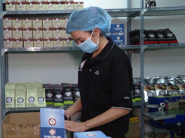 Nhiều DN đã lên phương án chuẩn bị hoạt động trở lại. Trong ảnh: Đóng gói cà phê tại Công ty TNHH Sản xuất và xuất nhập khẩu Nón Lá.