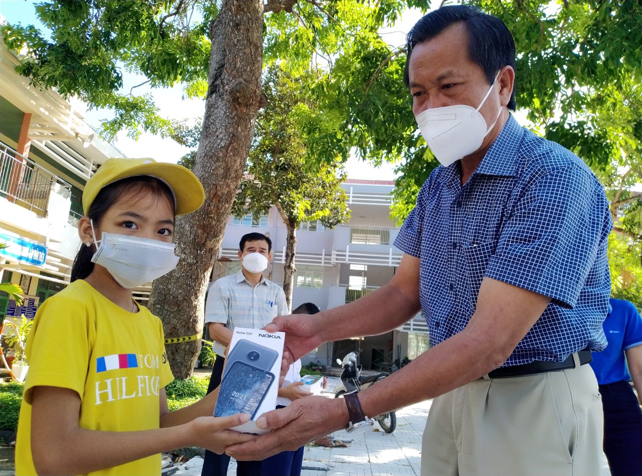 Ông Nguyễn Hữu Lộc, Phó Chủ tịch UBND huyện Xuyên Mộc tặng điện thoại thông minh cho HS nghèo Trường TH Huỳnh Minh Thạnh (thị trấn Phước Bửu).