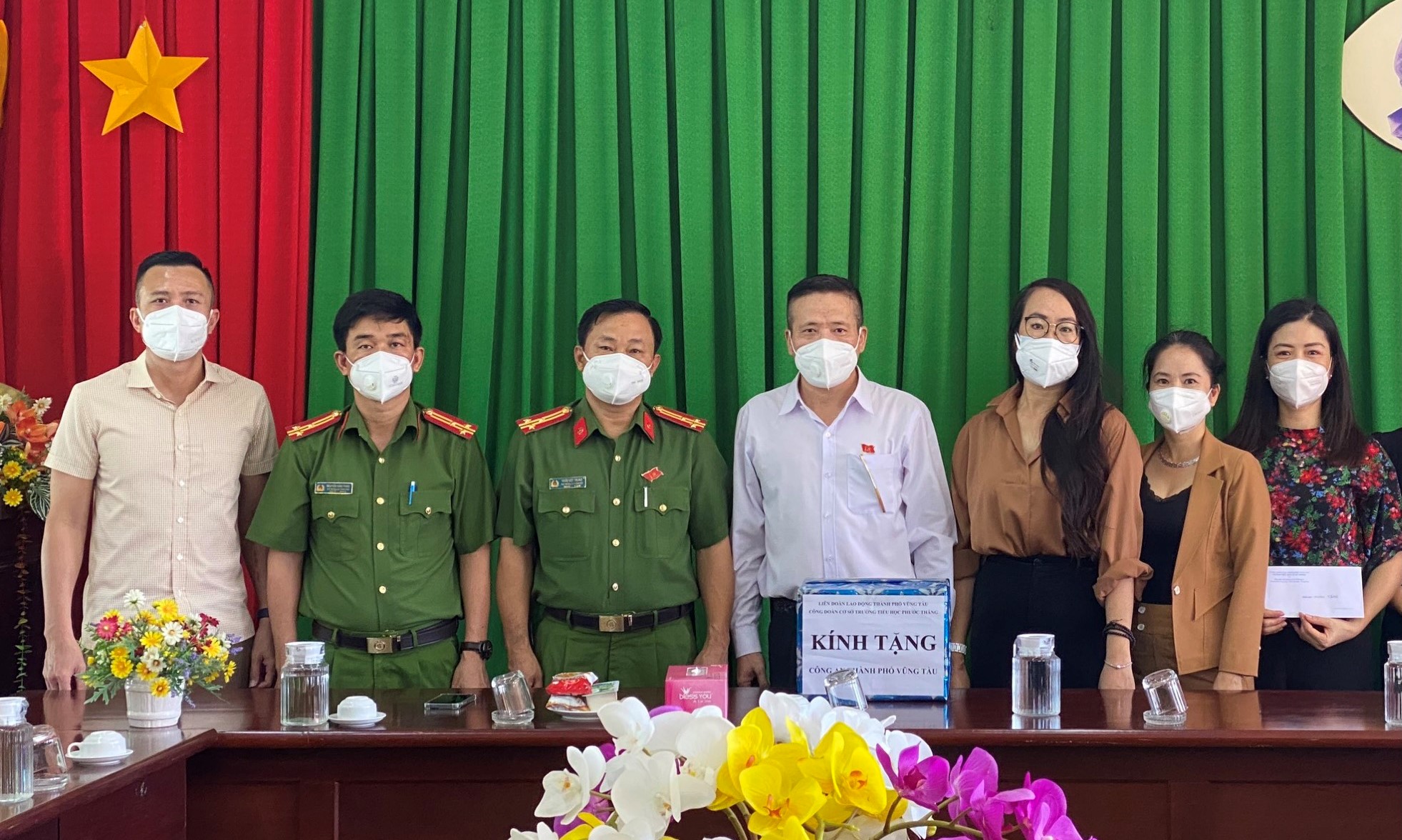 Ông Trần Ngọc Hà, Trưởng Ban Tuyên giáo Thành ủy Vũng Tàu, bà Trần Thị Thanh Thủy, Phó Chủ tịch LĐLĐ TP. Vũng Tàu cùng đại diện cơ sở, nhà hảo tâm trao quà cho Công an TP. Vũng Tàu.