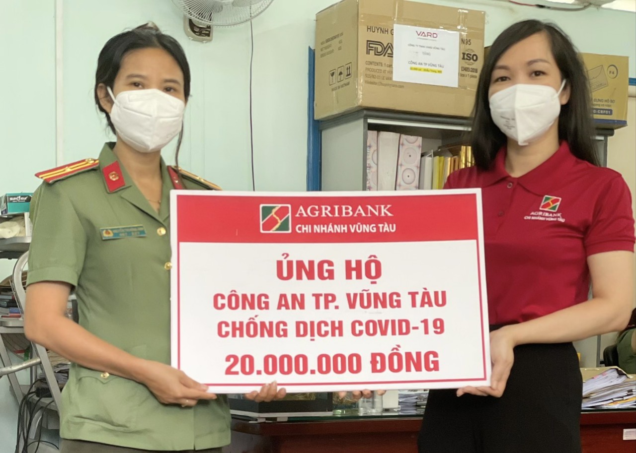 Đại diện Công an TP. Vũng Tàu nhận tấm bảng tượng trưng trao tặng 20 triệu đồng ủng hộ  phòng chống dịch COVID-19 của Agribank TP. Vũng Tàu.