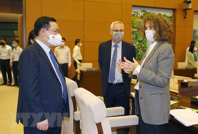 Chủ tịch Quốc hội Vương Đình Huệ trao đổi với đại biểu dự tọa đàm.