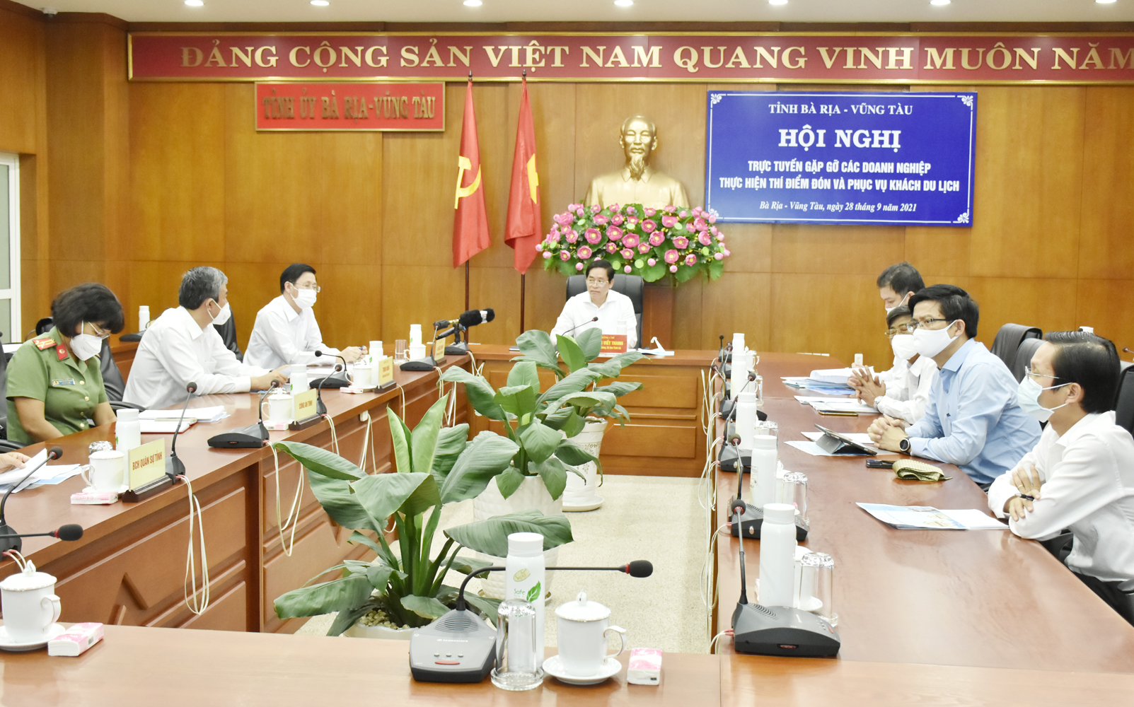 Ông Phạm Viết Thanh, Ủy viên Trung ương Đảng, Bí thư Tỉnh ủy, Chủ tịch HĐND tỉnh chủ trì cuộc họp.