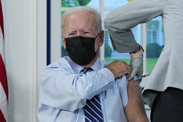 Tổng thống Joe Biden tiêm vắc xin ngừa COVID-19 tại Nhà Trắng.