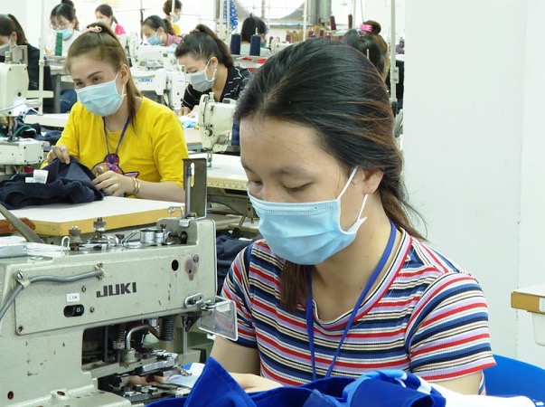 Khó khăn lớn nhất của các DN khi trở lại sản xuất là thiếu lao động. Trong ảnh: Công nhân Công ty TNHH TWINKLE Việt Nam trong giờ sản xuất.