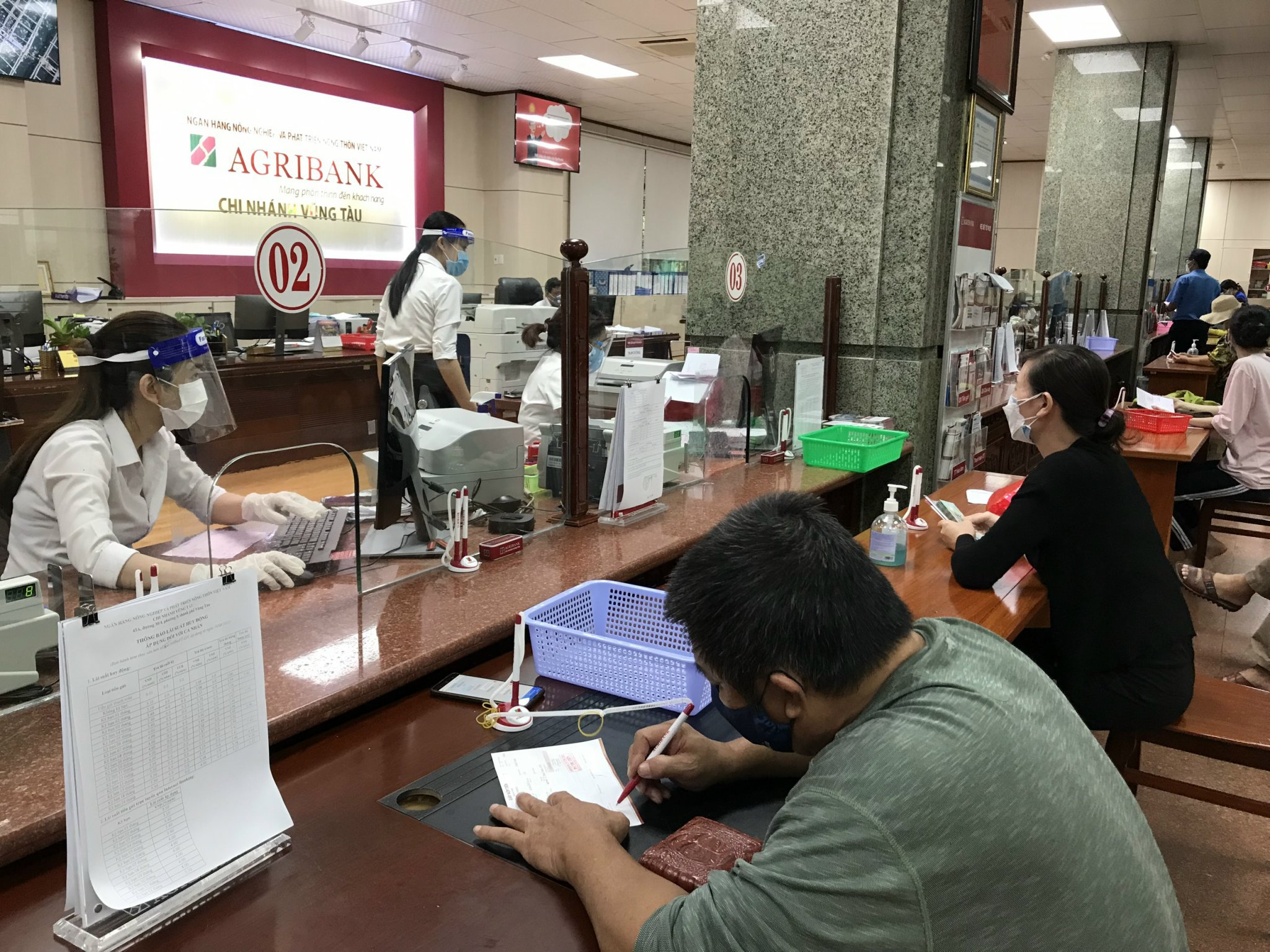 Khách hàng giao dịch tại Agribank - Chi nhánh Vũng Tàu.