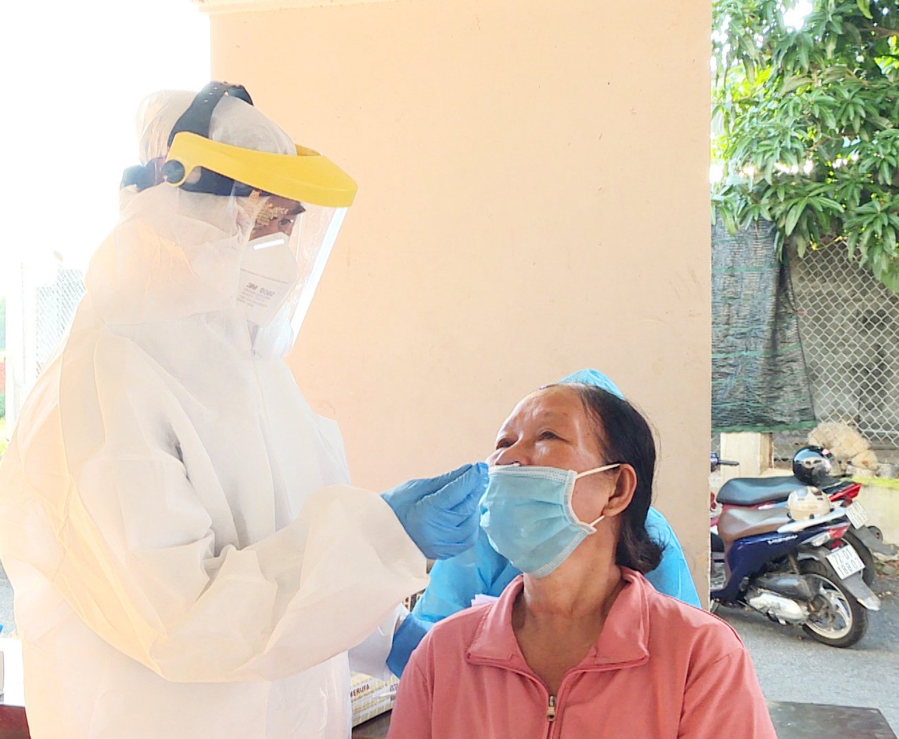 Người dân xã Phước Hội lấy mẫu sàng lọc SARS-coV-2 lần 3 ngày 29/9. Ảnh: VÂN ANH