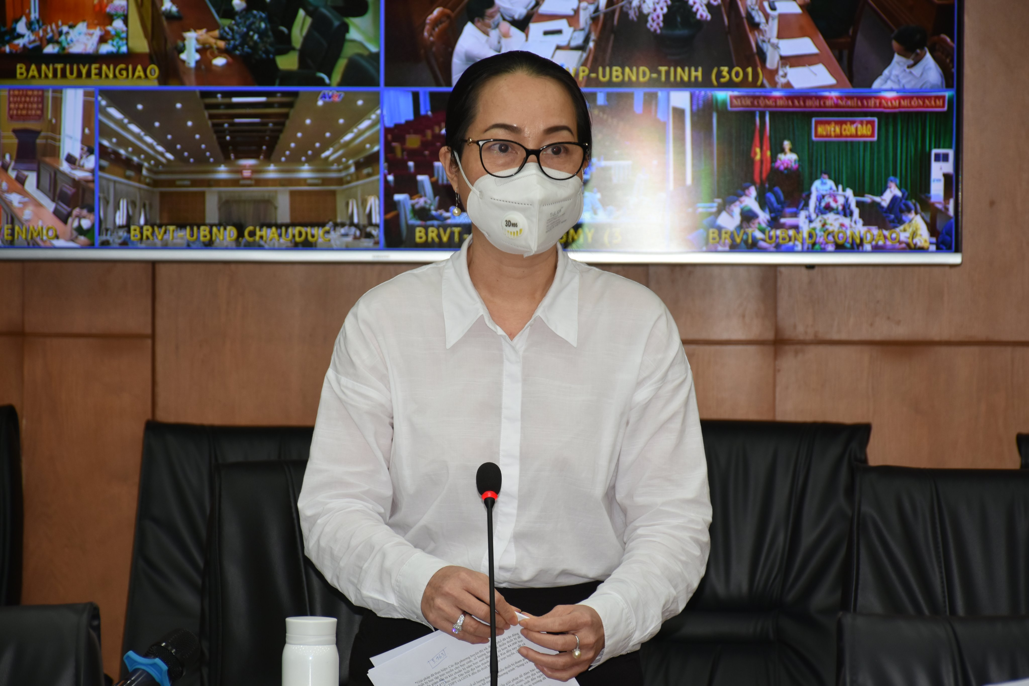 Bà Trần Ngọc Châu, Giám đốc Sở GD-ĐT phát biểu tại cuộc họp  giao ban.