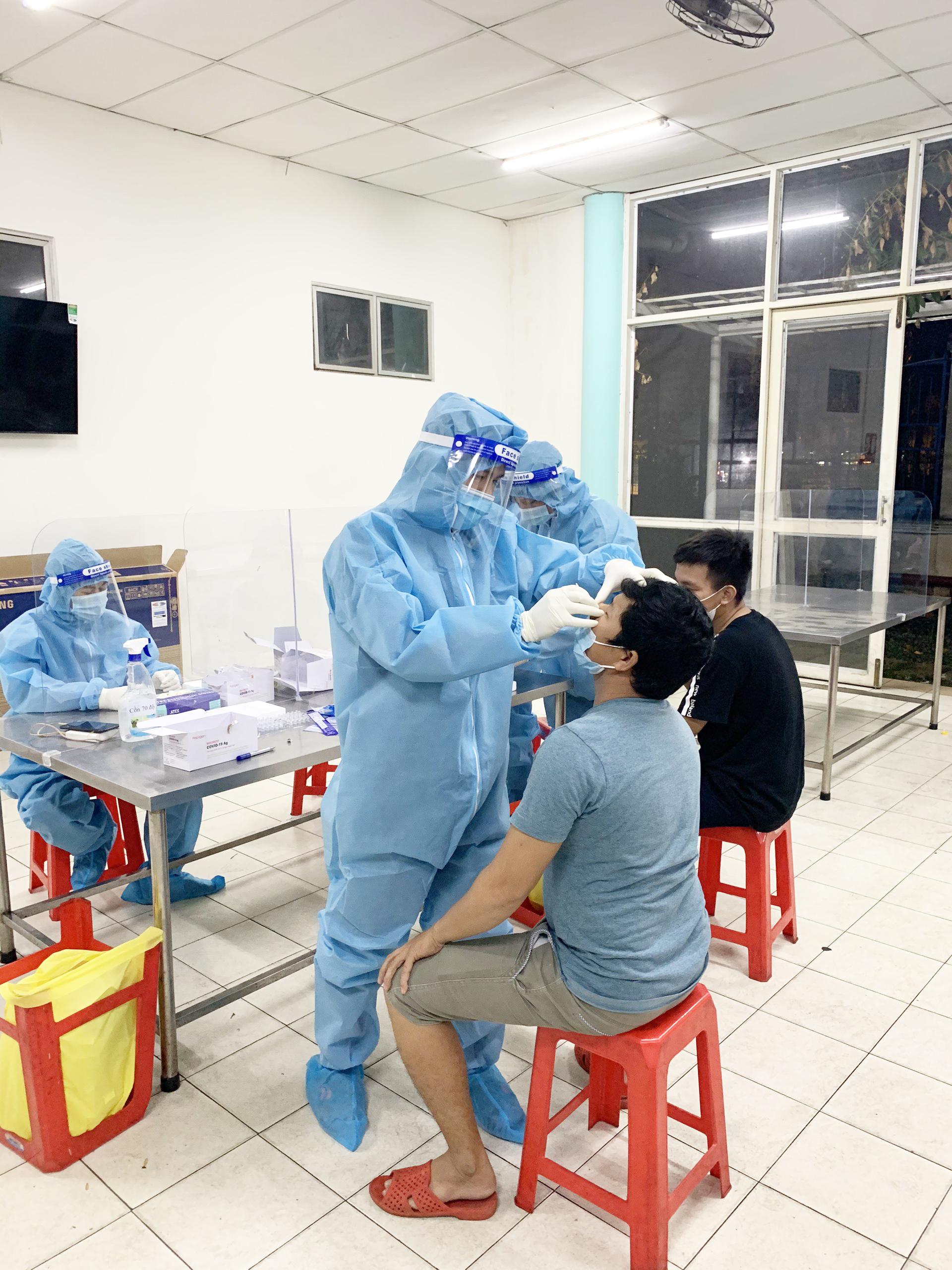 Nhân viên y tế test nhanh SARS-CoV-2 cho người lao động tại Công ty TNHH Thép SMC.