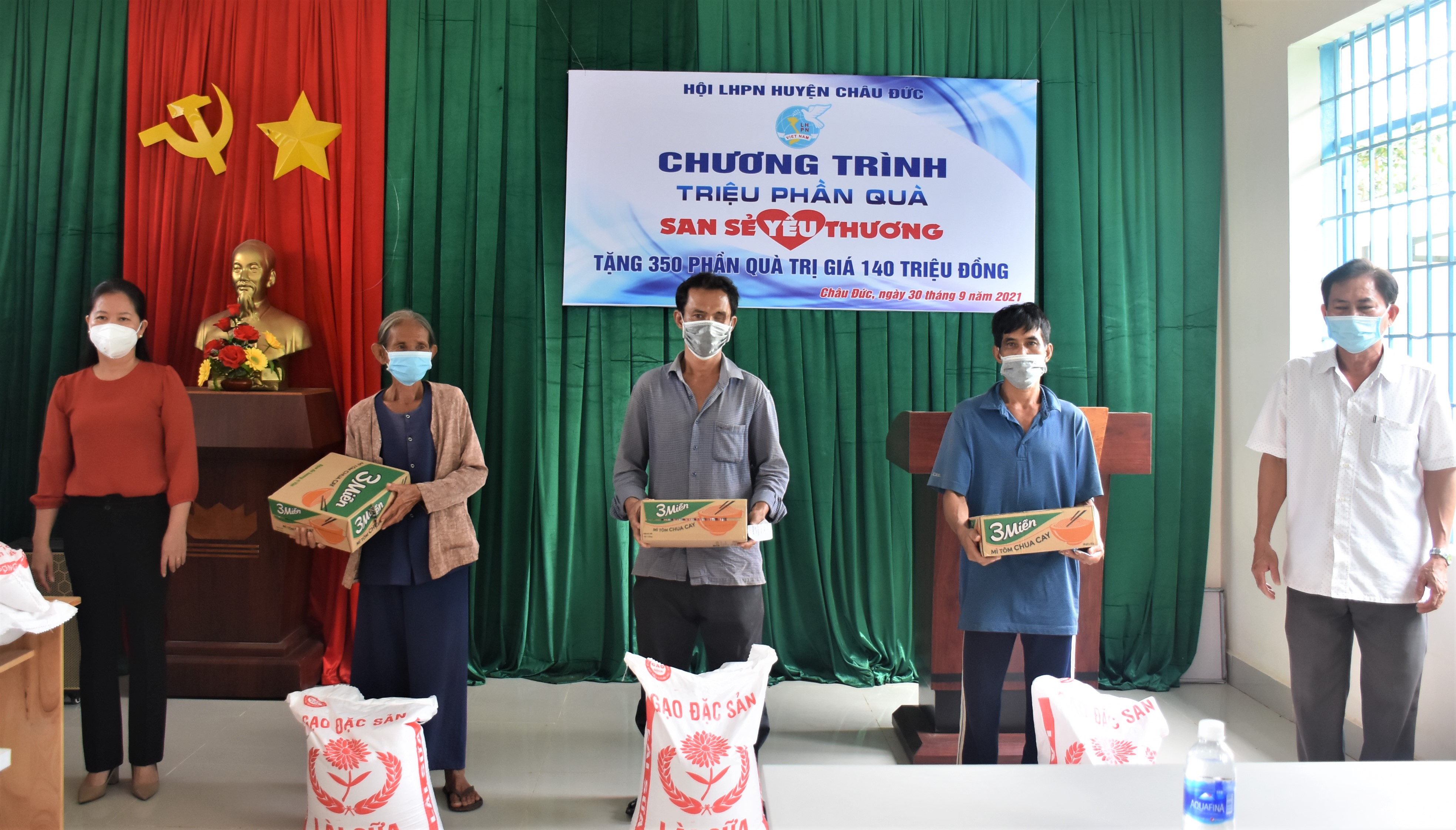  Đại diện Hội LHPN huyện Châu Đức trao quà cho các gia đình nghèo, hội viên phụ nữ khó khăn của xã Suối Nghệ.