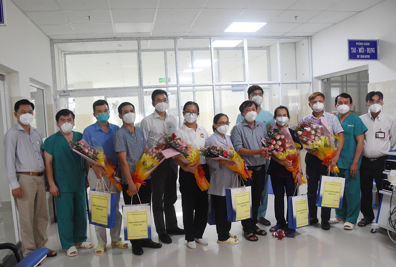 Đại diện các đoàn y, bác sĩ tình nguyện nhận hoa và quà chúc mừng của BV Vũng Tàu tại buổi chia tay.