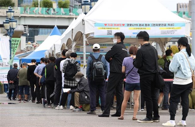 Người dân chờ xét nghiệm COVID-19 tại Seoul (Hàn Quốc).