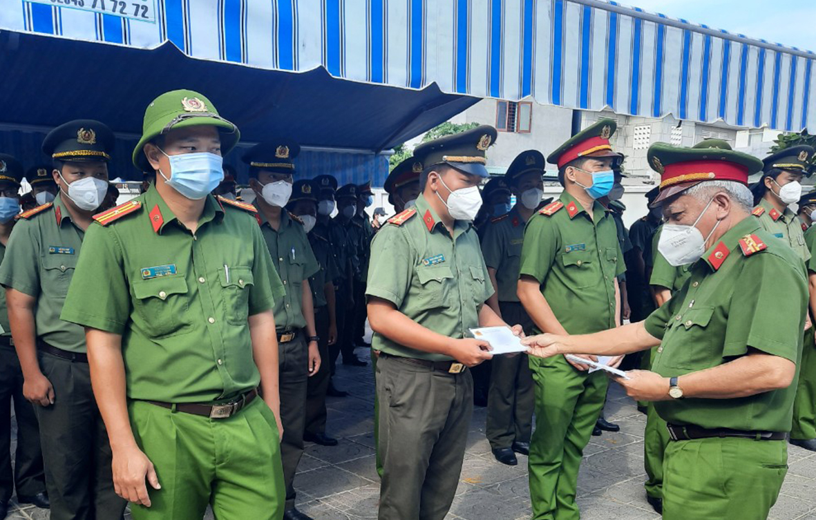 Đại tá Nguyễn Văn Thời, Phó Giám đốc Công an tỉnh trao quà của BCĐ Phòng, chống dịch COVID-19 huyện Long Điền cho cán bộ, chiến sĩ Công an tỉnh trước khi trở về đơn vị tiếp tục công tác.