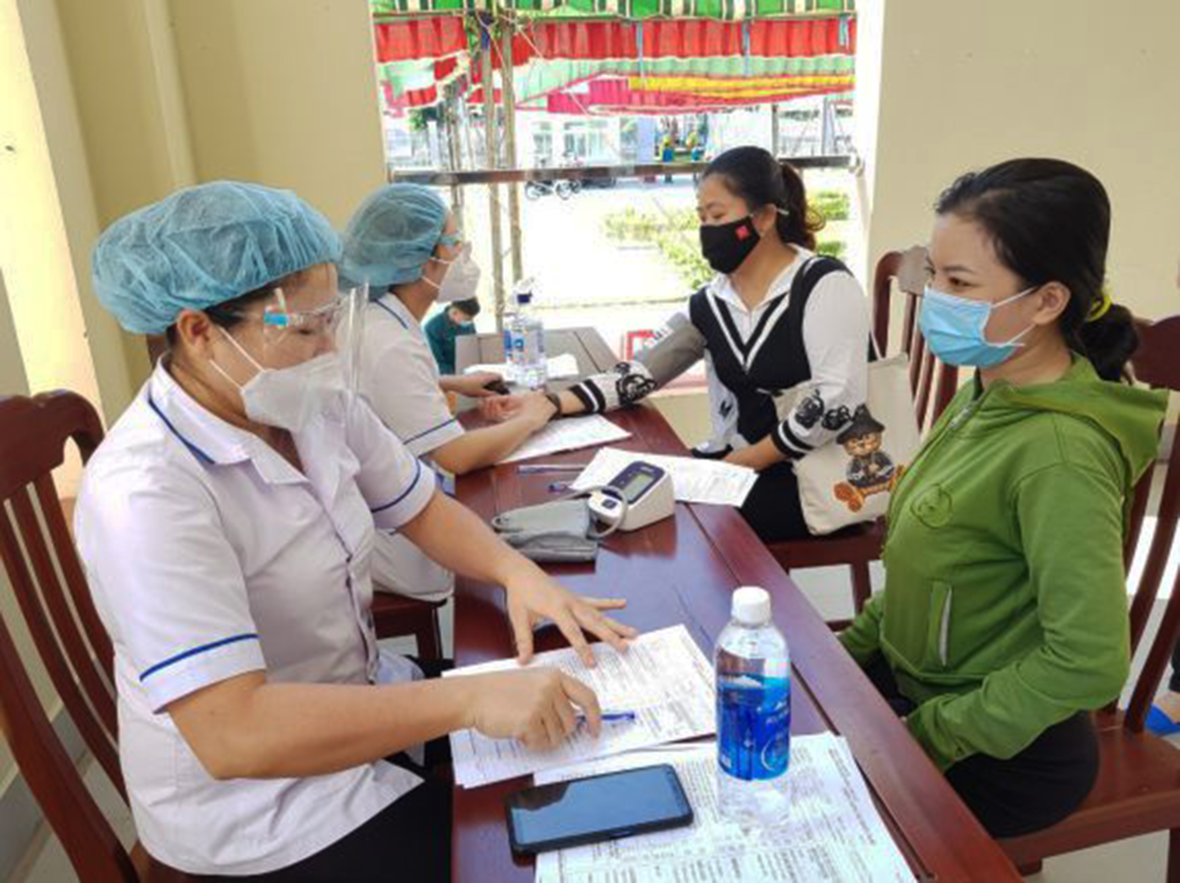 Những người tham gia hiến máu trên địa bàn huyện Xuyên Mộc được khám sáng lọc