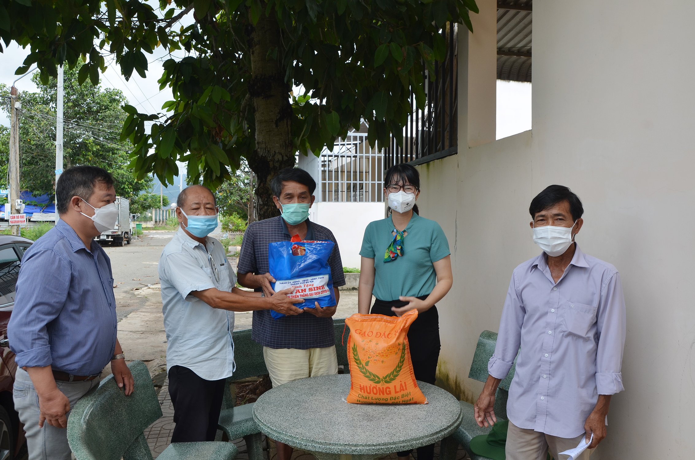 Bà Lương Thị Kiều Trang, Chủ tịch UBMTTQ Việt Nam TP.Bà Rịa trao túi an sinh cho ông Đoàn Văn Sơn (bị mù, tổ18, ấp Bắc 2, xã Hòa Long)