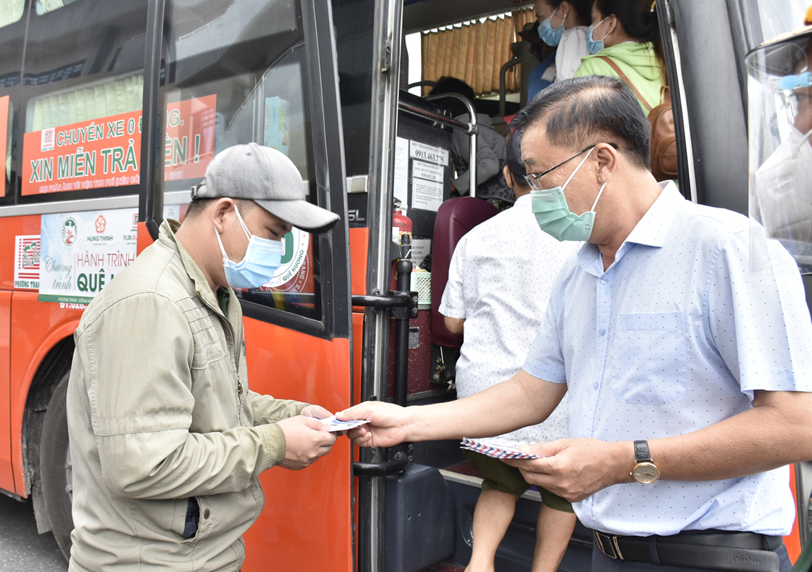 Ông Huỷnh Văn Danh, Ủy viên Ban Thường vụ Tỉnh ủy, Trưởng Ban Dân vận tỉnh ủy trao tiền hỗ trợ người dân các tỉnh về quê.