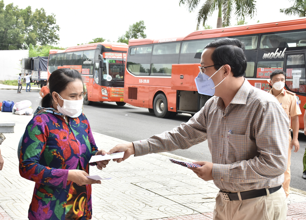 Mỗi người về quê được TX.Phú Mỹ hỗ trợ 500 ngàn đồng. Trong ảnh: Ông Lê Hoàng Hải, Bí thư Thị ủy Phú Mỹ trao tiền hỗ trợ người dân sáng 3/10.