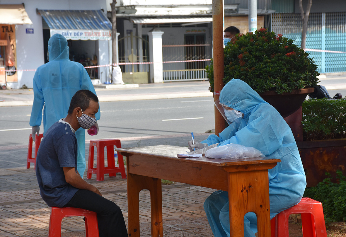 Người dân phường Long Toàn khai thông tin trước khi lấy mẫu xét nghiệm COVID-19.