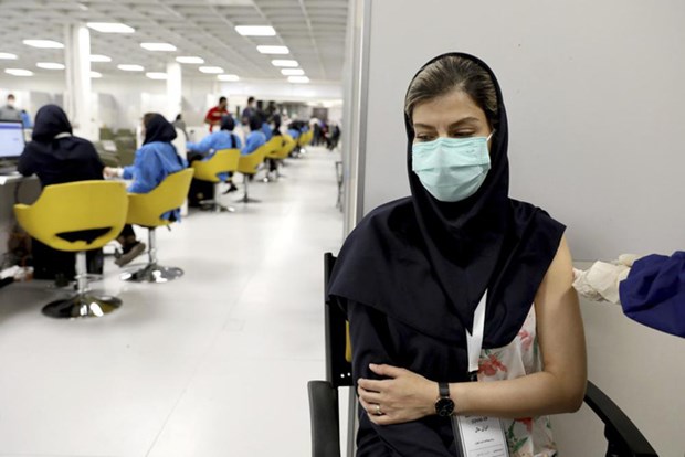 Người dân Iran tiêm vắc xin phòng COVID-19.