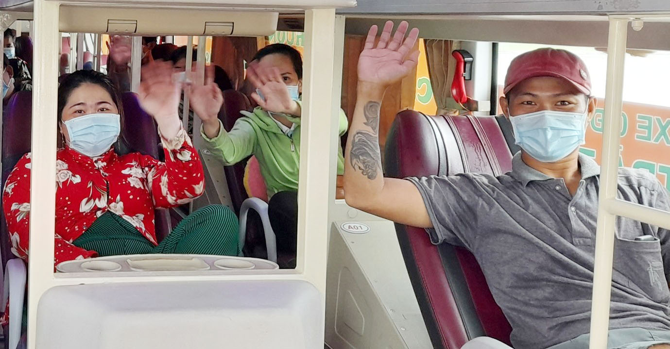 Người dân các tỉnh miền Tây ở Bà Rịa-Vũng Tàu phấn khởi khi được nhà xe Phương Trang đưa về quê miễn phí.