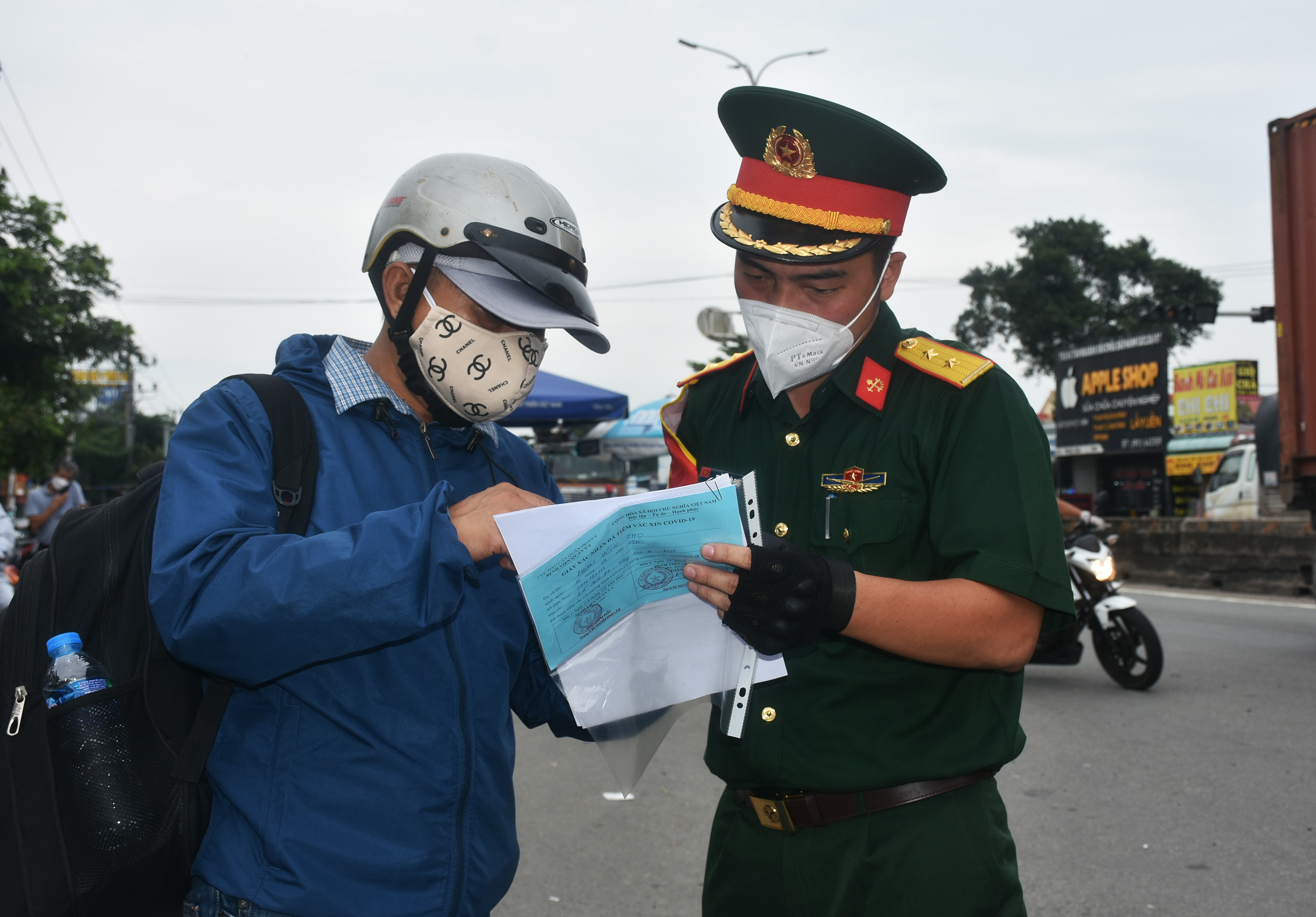 Lực lượng quân sự kiểm tra giấy tờ một trường hợp tại chốt kiểm soát trên QL51.