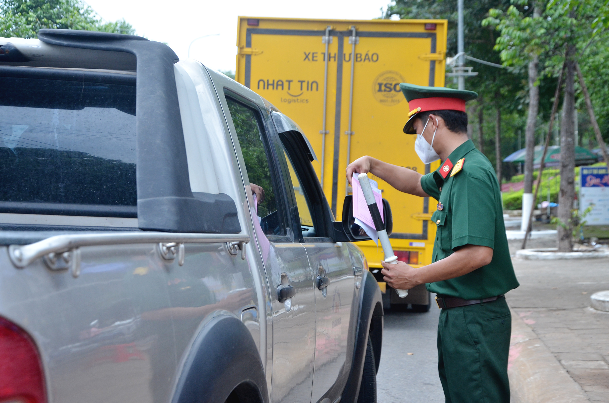 Lực lượng quân đội kiểm soát người và phương tiện ra vào huyện Đất Đỏ tại chốt kiểm soát trên quốc lộ 55, sáng 4/10.