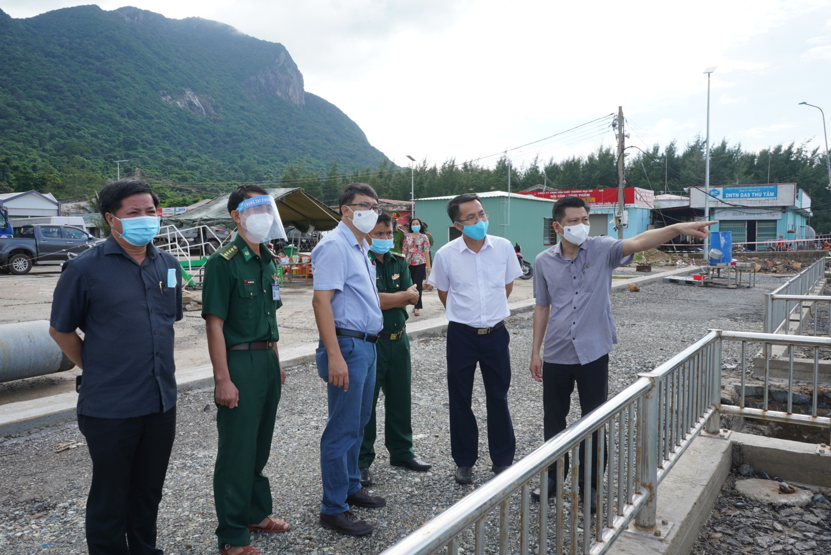 Ông Trần Văn Tuấn, Phó Chủ tịch UBND tỉnh cùng Đoàn kiểm tra công tác phòng, chống dịch COVID-19 tại Cảng Bến Đầm.